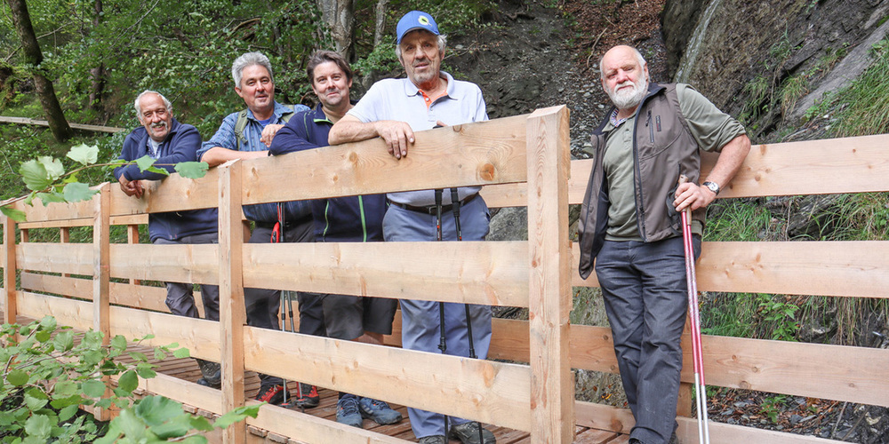 Brücke feierlich eingeweiht: Arthur Kühne (Präsident OG Valens-Vasön), Michael Rupp  (Valens Tourismus), Christian Korn (Valens Tourismus), Johann Kühne (Valens Tourismus) und Kurt Utzinger (Valens Tourismus; von links).