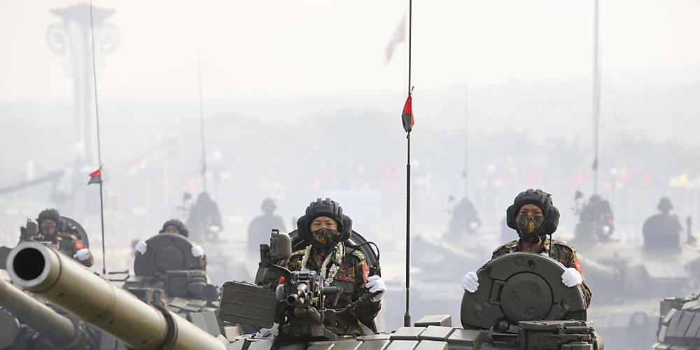 Militäreinheiten bei einer Parade an Myanmars «Tag der Streitkräfte» am vergangenen Samstag. Foto: -/AP/dpa