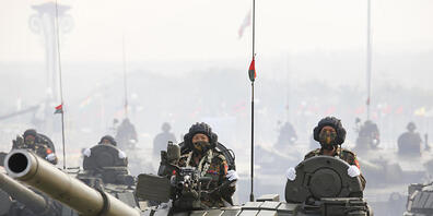 Militäreinheiten bei einer Parade an Myanmars «Tag der Streitkräfte» am vergangenen Samstag. Foto: -/AP/dpa