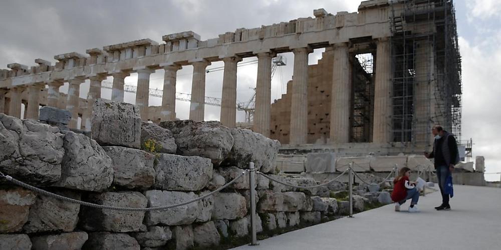 Eine Katze läuft über den wieder für Besucher geöffneten Akropolis-Hügel in Athen. Foto: Thanassis Stavrakis/AP/dpa