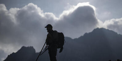 Die Schwyzer Regierung sieht die Wolfsregulierung mit ortskundigen Jägern positiv. (Symbolbild)