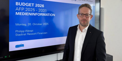 Stadtrat Philipp Wespi, Ressort Finanzen, präsentiert das Budget 2026 den Medien.