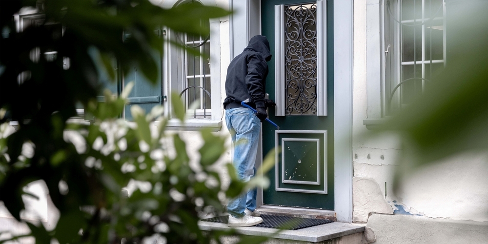Gegen Einbruchskriminalität kann die St.Galler Bevölkerung mithilfen, indem sie verdächtigte Feststellungen meldet. (Symbolbild)