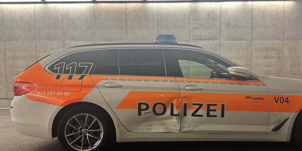 Ein Auto der Stadtpolizei wurde beschädigt. Verletzte gab es gemäss der Polizei keine.