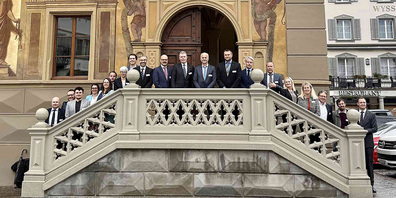 Die Mitglieder der Ratsleitung des Urner Landrates und die Mitglieder der Ratsleitung des Schwyzer Kantonsrates vor dem Rathaus Schwyz.