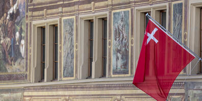 Der Kanton Schwyz gelangt in Sachen Asyl nicht mit einer Standesinitiative an den Bund. (Archivaufnahme des Rathauses in Schwyz)
