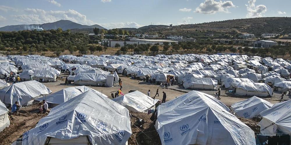 ARCHIV - Das Zeltlager «Kara Tepe» auf Lesbos ist lediglich ein Provisorium. Es entstand nachdem das ursprüngliche Lager Moria bei einem Großbrand fast völlig zerstört worden war. Nun soll ein neues Lager errichtet werden. Foto: Panagiotis Balaska...