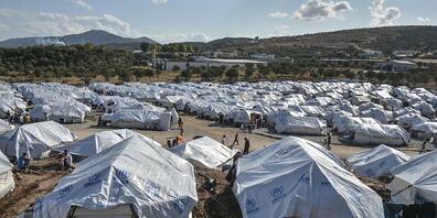 ARCHIV - Das Zeltlager «Kara Tepe» auf Lesbos ist lediglich ein Provisorium. Es entstand nachdem das ursprüngliche Lager Moria bei einem Großbrand fast völlig zerstört worden war. Nun soll ein neues Lager errichtet werden. Foto: Panagiotis Balaska...