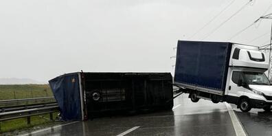 Der Anhänger kippte aufgrund einer starken Windböe zur Seite.