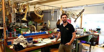 Geschäftsführer Sepp Furrer und sein Team in der Werkstatt seines Geschäfts, dem Musikhaus Windspiel.