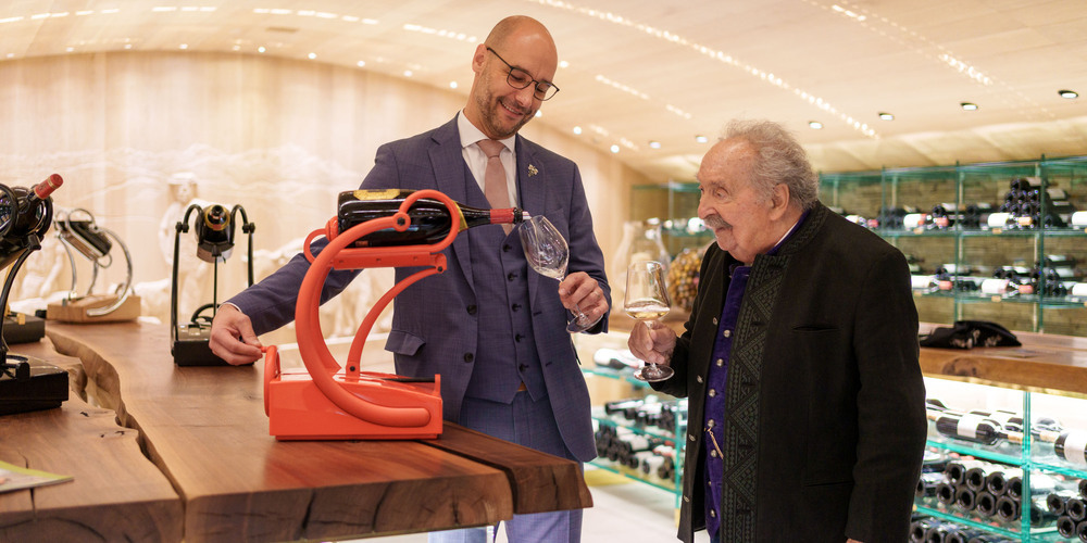 Migg Eberle (rechts) mit dem ersten Glas Wein aus dem miggnum-Dekanter