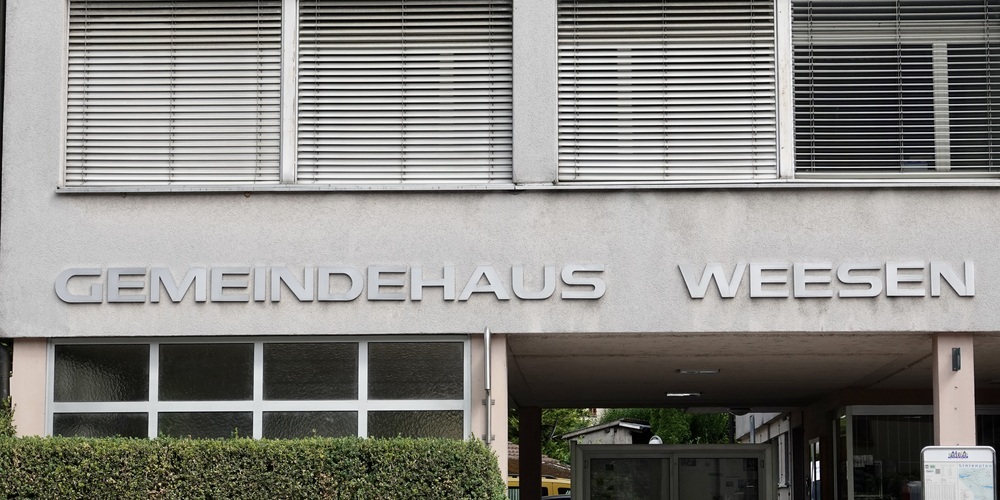 Schriftzug am Gemeindehaus Weesen an der Hauptstrasse. (Archivbild)