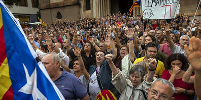 ARCHIV - Demonstranten rufen politische Parolen und wehen katalanische Fahnen bei einem Protest gegen die Festnahme von neuen katalanischen Aktivisten im Herbst 2019. Die Regierungsbildung in der Region bleibt auch anderthalb Jahre später schwieri...
