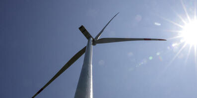 Die Rotoren von Windkraftanlagen drehen sich in einem Windpark. Die Energie aus Wind zählt als saubere Energie und gilt als klimafreundlich. Auch im Kanton Glarus sind Windräder ein Thema. (Symbolbild)