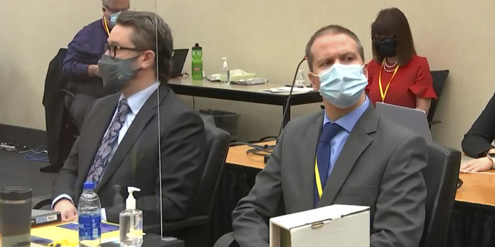 SCREENSHOT - Der angeklagte Ex-Polizist Derek Chauvin (r) sitzt beim Prozessauftakt neben seinem Anwalt im Gerichtssaal in Minneapolis. Foto: -/Court TV Pool/AP/dpa