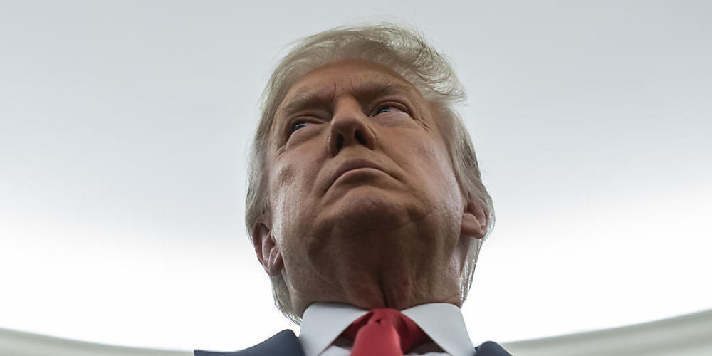 ARCHIV - Donald Trump nimmt im Dezember 2020 an einer Zeremonie zur Verleihung der «Medal of Freedom» im Oval Office des Weißen Hauses teil. Foto: Evan Vucci/AP/dpa