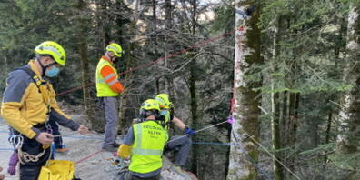 Rettungskräfte haben am Montagabend drei Canyoning-Sportler aus der Evi-Schlucht bei Albeuve FR gerettet. (Bild: Kantonspolizei Freiburg)