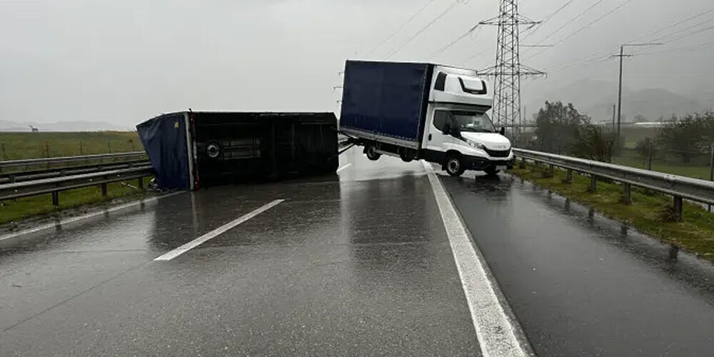 Auf der A13 bei Rüthi kippte der Anhänger eines Lieferwagens wegen einer starken Windböe um.