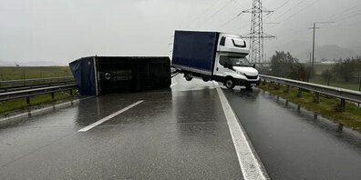 Auf der A13 bei Rüthi kippte der Anhänger eines Lieferwagens wegen einer starken Windböe um.