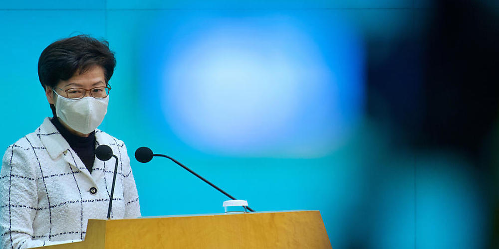 Carrie Lam, Regierungschefin von Hongkong, spricht bei einer Pressekonferenz über die Änderungen bei den Wahlen in Hongkong. Foto: Vincent Yu/AP/dpa