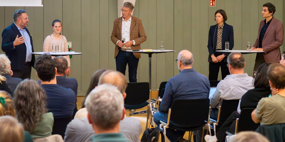 Kantonsrat Raphael Frei, Studierendenorganisationspräsidentin Lara Böhm, Moderator Maximilian Koch, Bildungsdirektorin Bettina Surber und Josef Buchner, Bereichsleiter Forschung und Entwicklung am Institut Digitale und Informatische Bildung der PHSG.