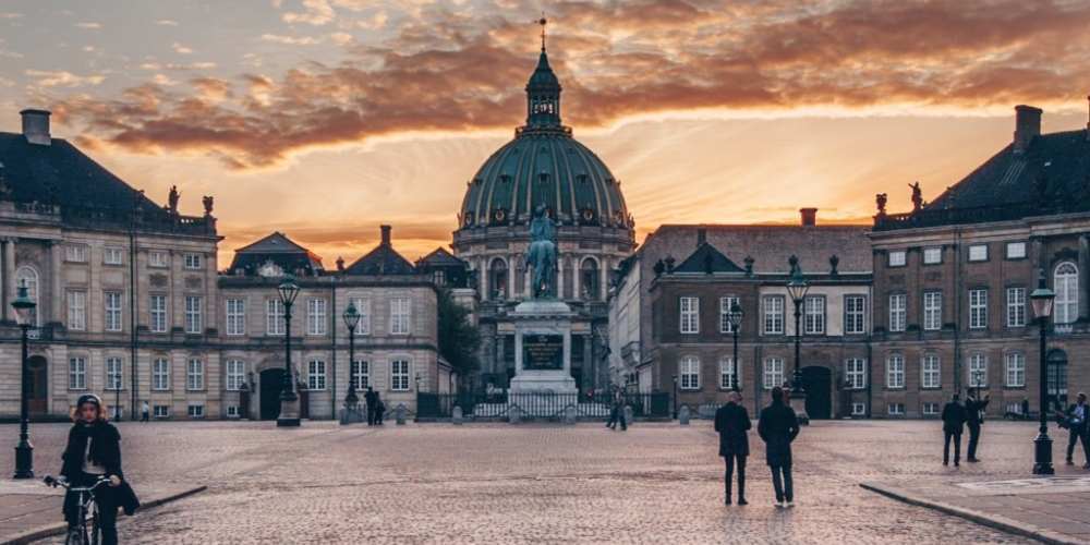 Die dänische Hauptstadt ist definitiv ein attraktives Reiseziel mit zahlreichen Sehenswürdigkeiten wie das Schloss Amalienborg.