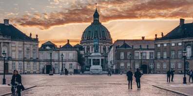 Die dänische Hauptstadt ist definitiv ein attraktives Reiseziel mit zahlreichen Sehenswürdigkeiten wie das Schloss Amalienborg.