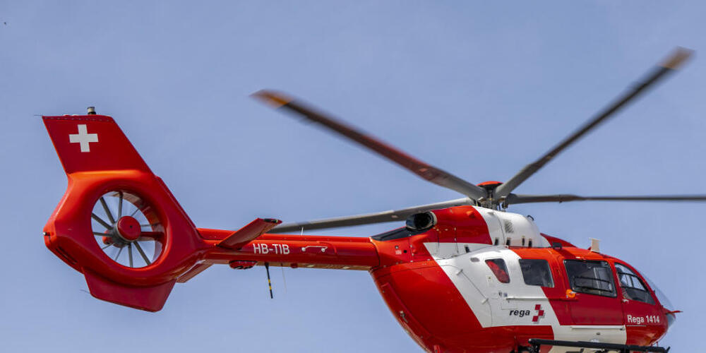 Die Rega flog den 52-jährigen Arbeiter in ein Spital. (Symbolbild)