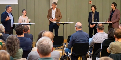 (v.l.) Kantonsrat Raphael Frei, Studierendenorganisationspräsidentin Lara Böhm, Moderator Maximilian Koch, Bildungsdirektorin Bettina Surber und Josef Buchner, Bereichsleiter Forschung und Entwicklung am Institut Digitale und Informatische Bildung der PHSG.