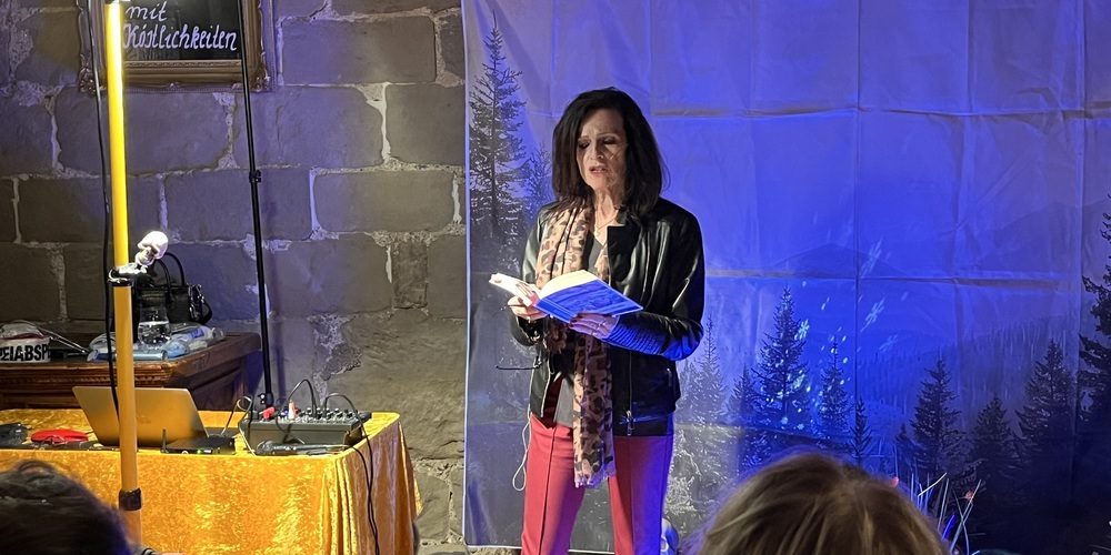 Silvia Götschi liest nicht einfach vor, sie veranstaltet ein Schauspiel und bezieht das Publikum mit ein.