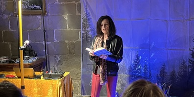 Silvia Götschi liest nicht einfach vor, sie veranstaltet ein Schauspiel und bezieht das Publikum mit ein.