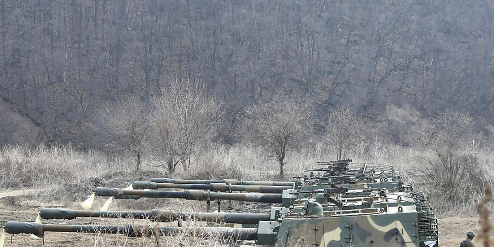 Panzerhaubitzen von Typ K9 Thunder fahren in der Nähe zur Grenze zwische Süd- und Nordkorea. Nordkorea hat nach Angaben des südkoreanischen Militärs im Rahmen eines neuen Waffentests anscheinend zwei Marschflugkörper abgefeuert. Foto: Ahn Young-Jo...