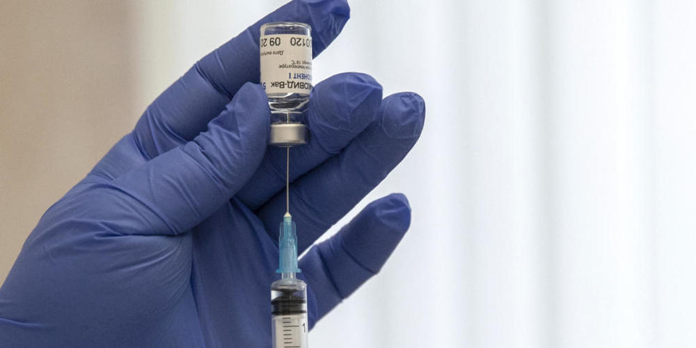 ARCHIV - Ein medizinischer Mitarbeiter bereitet eine Spritze mit dem in Russland entwickelten Corona-Impfstoff «Sputnik V» vor. Im globalen Rennen um Impfstoffe haben arme Länder kaum eine Wahl. Foto: Pavel Golovkin/AP/dpa