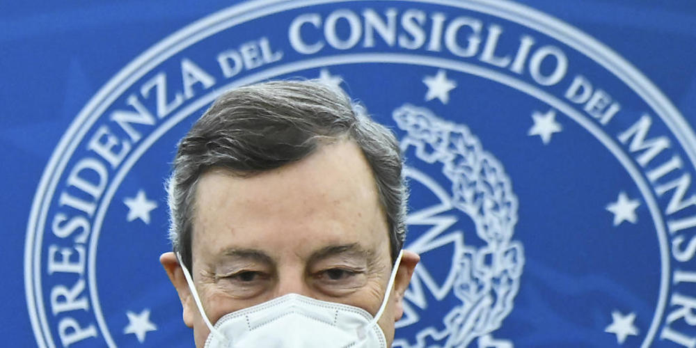 Mario Draghi, Premierminister von Italien, kommt zu einer Pressekonferenz nach einer Kabinettssitzung. Foto: Alberto Pizzoli/AFP Pool/AP/dpa