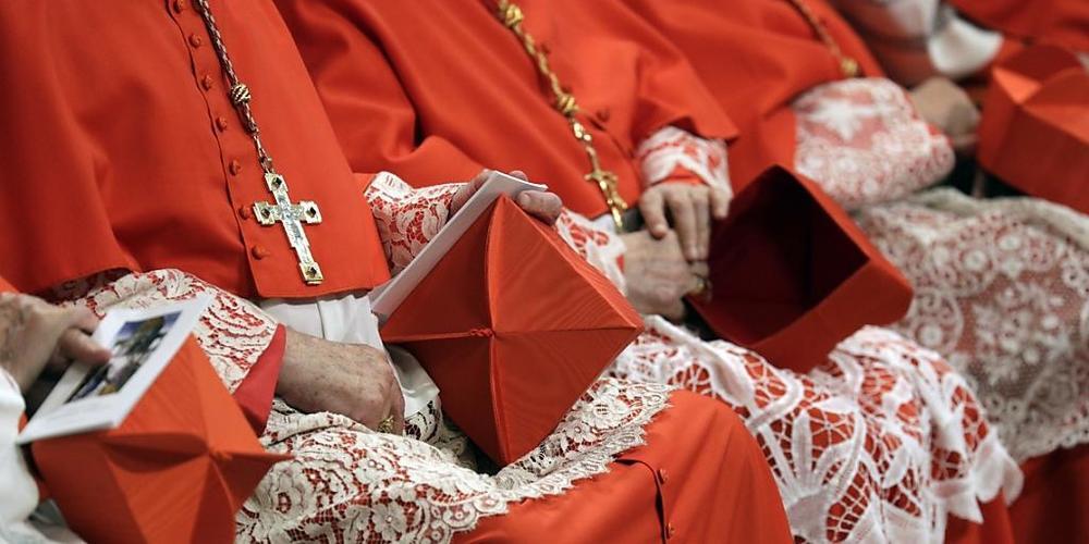 ARCHIV - Mehrere Kardinäle sitzen mit ihren Biretta-Hüten im Schoß in der Peterskirche. Wegen finanzieller Schwierigkeiten unter anderem durch die Corona-Pandemie hat Papst Franziskus die Gehälter von Kardinälen und Kurienchefs gekürzt. Foto: Andr...