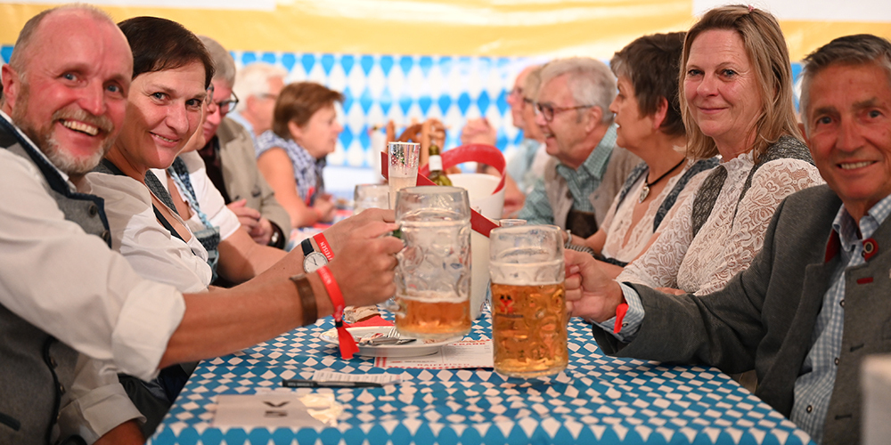 Gaudi-Stimmung mit Musik, bayrischem Bier und Schmankerln sowie ganz viel Geselligkeit.