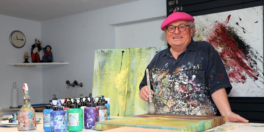 Der Wintergarten dient als Atelier: Hier in Diepoldsau entstehen die Werke vom Rheintaler Kunstschaffenden Küfas. 