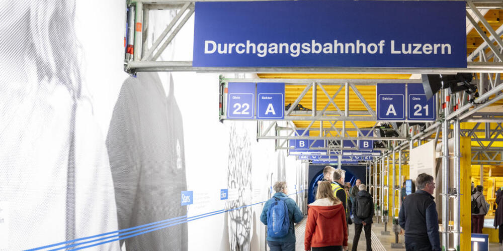 Besucher im Pavillon des Projekts Durchgangsbahnhof Luzern, anlässlich des Eröffnungstages der Zentralschweizer Frühlingsmesse Luga. (Archivbild)