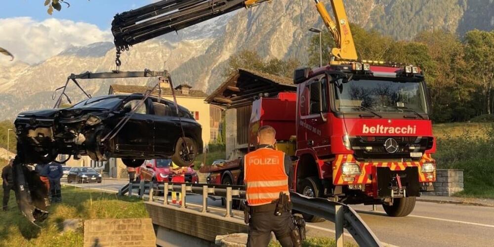 Ein Autokran hebt den verunfallten Wagen aus dem Bachkanal.