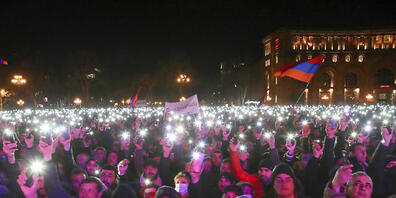 ARCHIV - Anfang März protestierten in Armenien aufgrund der aktuellen politischen Lage sowohl Gegner als auch Befürworter des Ministerpräsidenten Paschinjan auf der Straße. Nun stimmte das Parlament für das Ende des Kriegszustands. Foto: Hayk Bagh...
