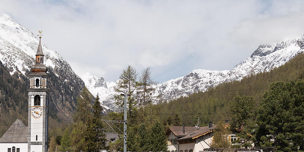 RhB-Zug in Bever GR im Oberengadin. Die Strecke Chur-St.Moritz ist wegen eines aus den Schienen gesprungenen Zuges unterbrochen. (Archivbild)