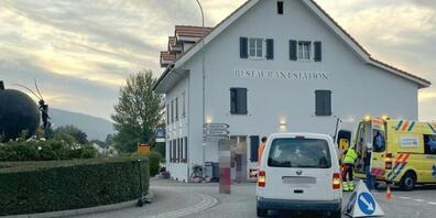 In diesem Kreisel in Däniken SO kollidierten eine E-Trottinett-Fahrerin und ein Autolenker. Die Frau erlitt mittelschwere Verletzungen.