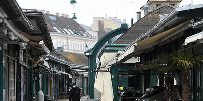 Ein Mann geht über den geschlossenen Wiener Naschmarkt. In der Landeshauptstadt und anderen östliche Regionen Österreichs soll der Betrieb rund um Ostern «massiv» heruntergefahren werden. Foto: Helmut Fohringer/APA/dpa