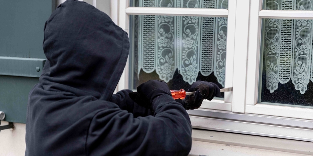 Die Täterschaft drang durchs Fenster in die Liegenschaft ein. (Symbolbild)