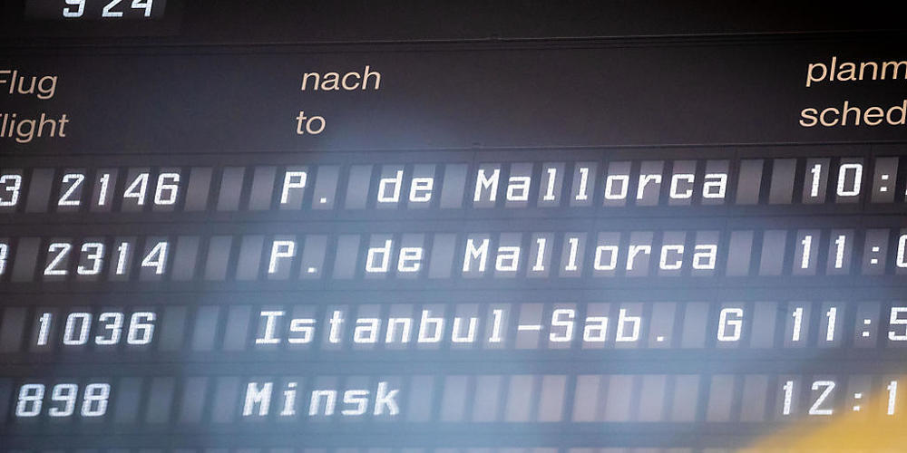Zwei Abflüge nach Palma de Mallorca sind auf einer Flughafen-Anzeigetafel zu sehen. Foto: Moritz Frankenberg/dpa