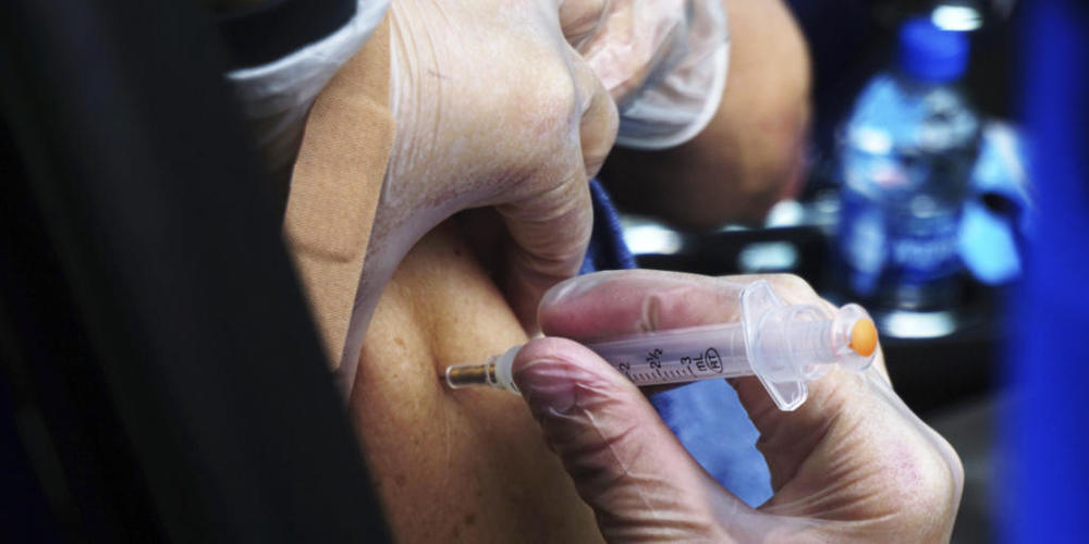 ARCHIV - Eine Person erhält einen Covid-19-Impfstoff in einer regionalen Impfstelle im US-Bundesstaat Texas. Foto: Miguel Roberts/The Brownsville Herald/AP/dpa - ACHTUNG: Nur zur redaktionellen Verwendung und nur mit vollständiger Nennung des vors...