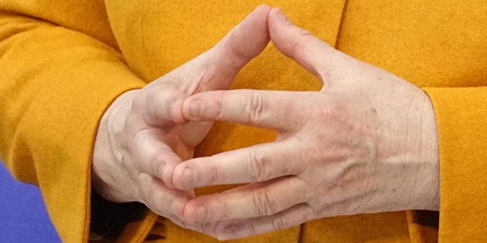 Die deutsche Bundeskanzlerin Angela Merkel (CDU) faltet die Hände, während sie spricht. Foto: Michael Kappeler/dpa