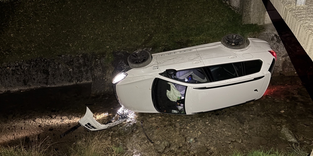 Im Saarbach gelandet: Das Auto eines 28-Jährigen.