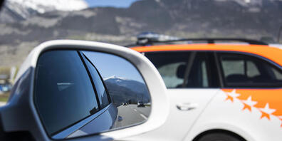 Die Walliser Kantonspolizei hat in Brig-Glis einen Autofahrer gestoppt, der mit 165 km/h doppelt so schnell fuhr als erlaubt. (Themenbild)