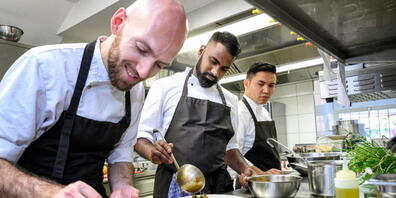 Nicht überall ist das Zusammenwirken von Angehörigen verschiedener Herkunft so harmonisch wie in dieser Küche: Ein Drittel der Schweizer Wohnbevölkerung fühlt sich von Angehörigen fremder Kulturen "gestört". Das hat sich seit 2018 kaum gebessert. ...